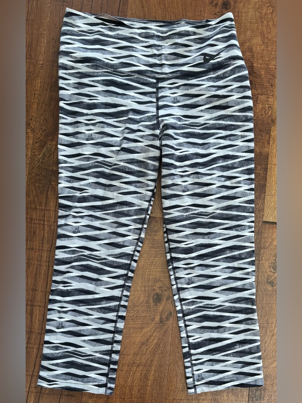Nike legendary criss cross leggings cropped woman Sz Medium drifit - Picture 2 of 8